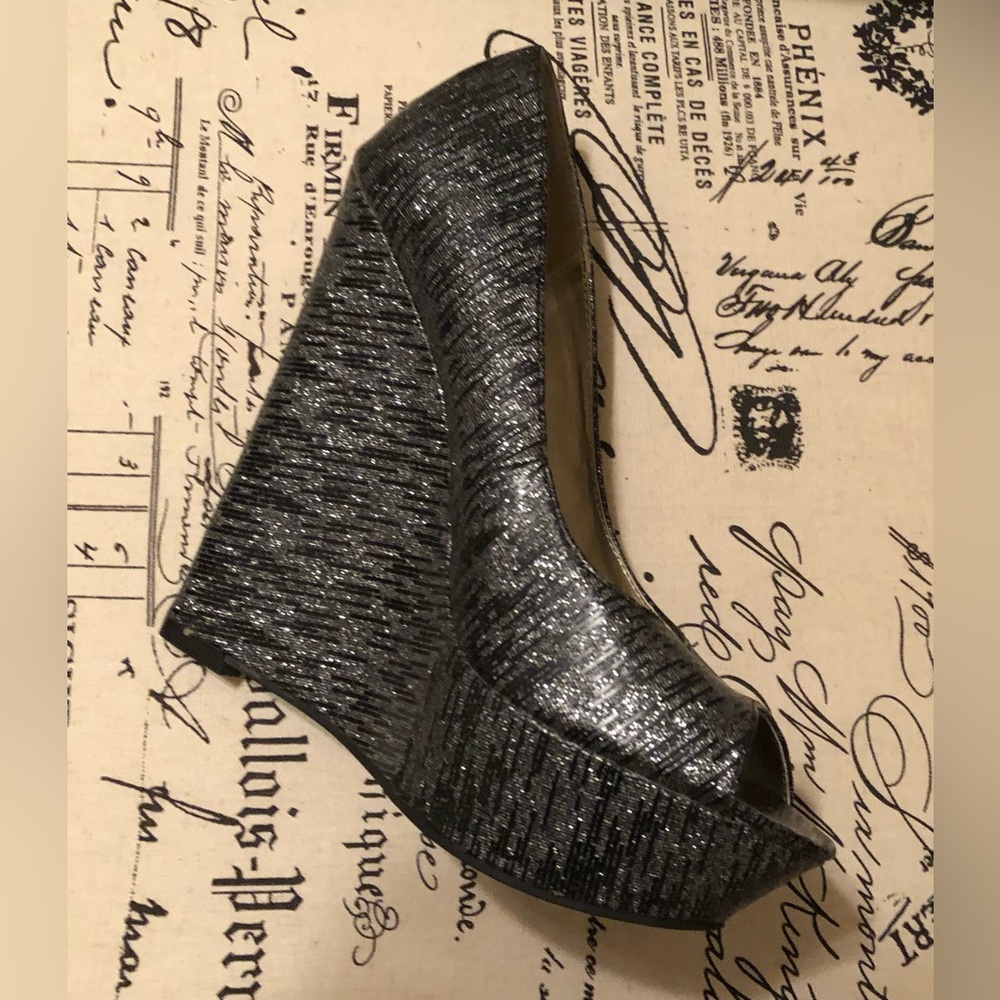 EUC!! Steve Madden “Elsi”; Platform Wedges; Black & Grey with Metallic Silver